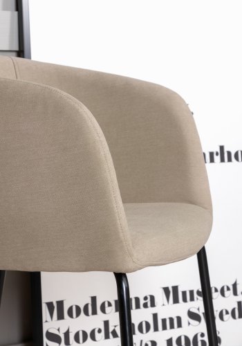 VENTURE DESIGN Berit spisebordstol, med armlener - beige polyester lin og sort stl