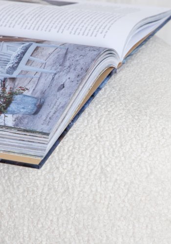 VENTURE DESIGN Pegpuff, trekantet - hvit teddystoff polyester