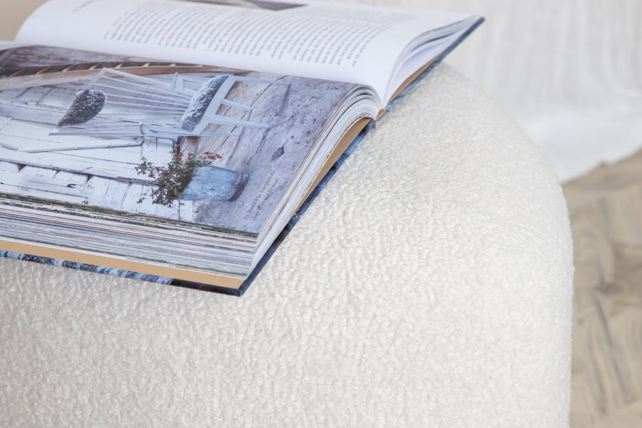 VENTURE DESIGN Pegpuff, trekantet - hvit teddystoff polyester