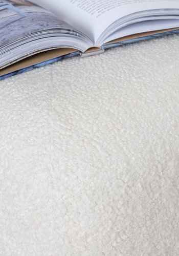 VENTURE DESIGN Pegpuff, trekantet - hvit teddystoff polyester