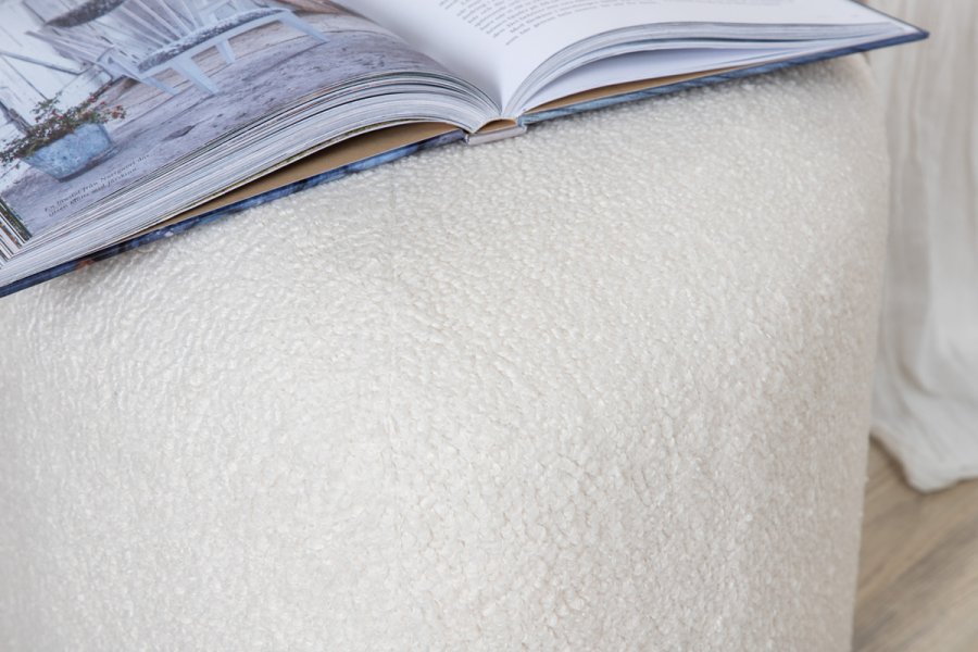 VENTURE DESIGN Pegpuff, trekantet - hvit teddystoff polyester