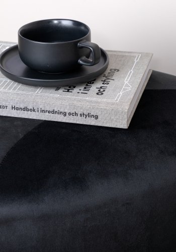 VENTURE DESIGN Pegpuff, trekantet - svart flyel