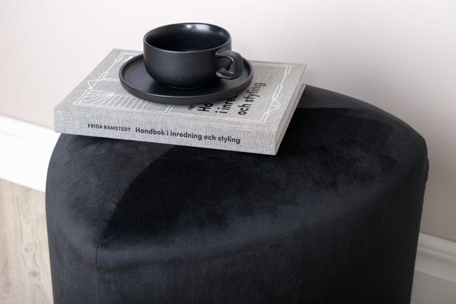 VENTURE DESIGN Pegpuff, trekantet - svart flyel