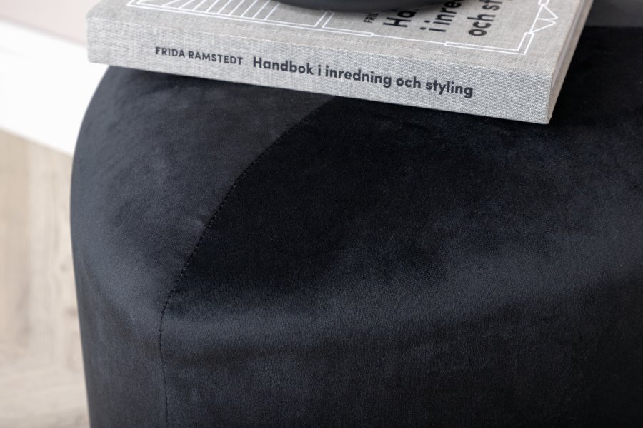 VENTURE DESIGN Pegpuff, trekantet - svart flyel