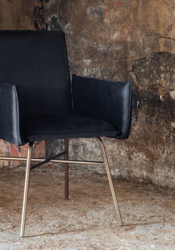 VENTURE DESIGN Pippi spisebordsstol, med armlener - svart flyel/polyester lin og kobberstl