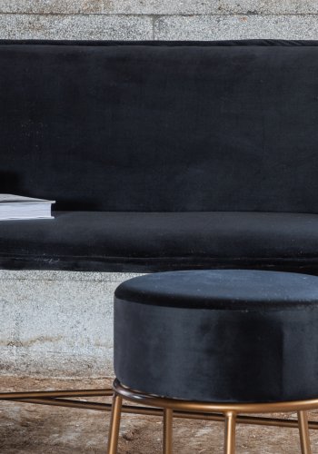 VENTURE DESIGN Pippi 2-seters sofa - svart flyel og kobberstl
