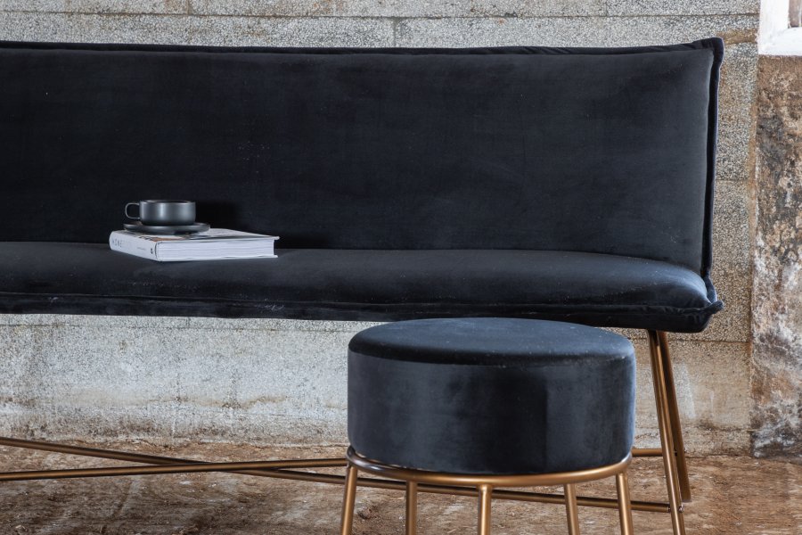 VENTURE DESIGN Pippi 2-seters sofa - svart flyel og kobberstl