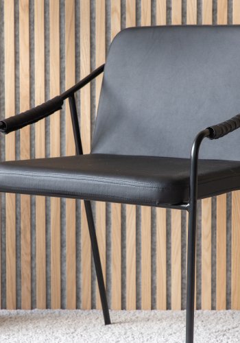 VENTURE DESIGN Twisted spisebordstol, med armlener - sort PU/polyester og sort stl