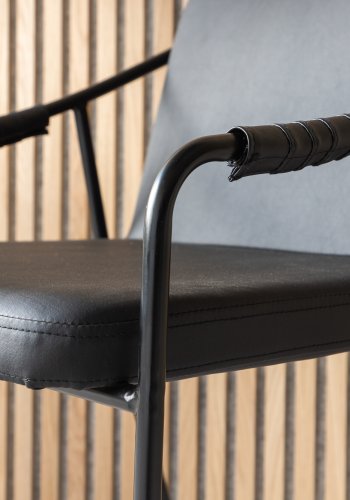 VENTURE DESIGN Twisted spisebordstol, med armlener - sort PU/polyester og sort stl