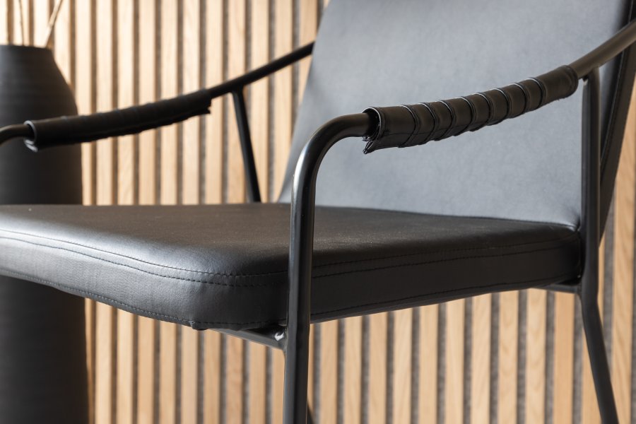 VENTURE DESIGN Twisted spisebordstol, med armlener - sort PU/polyester og sort stl