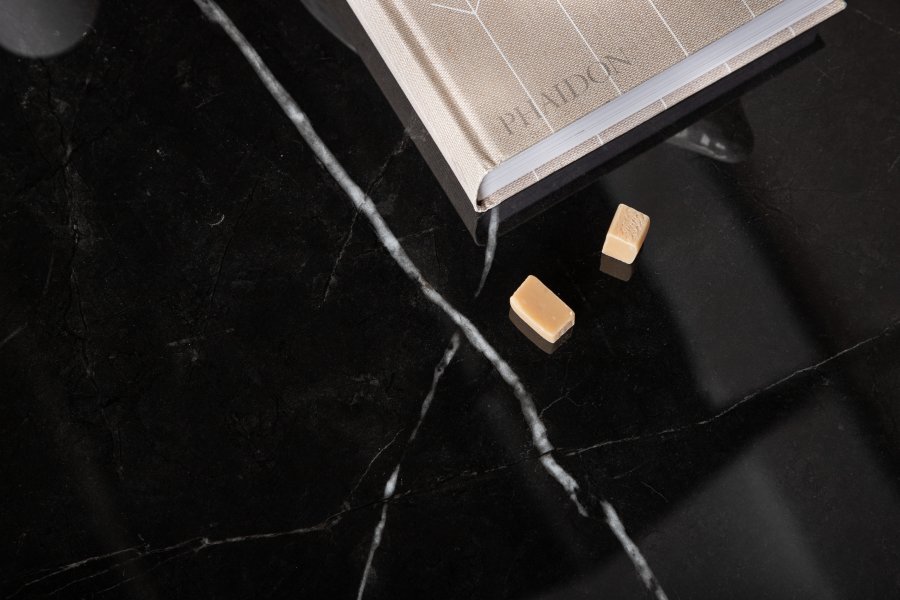 VENTURE DESIGN Tristar salongbord, firkantet - svart marmorert glass og svart stl (80x80)