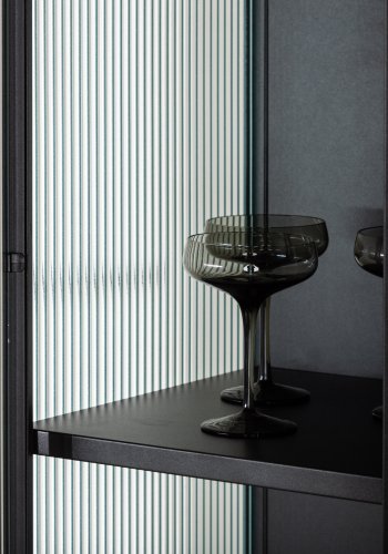 VENTURE DESIGN Garis vitrineskap, m. 2 d�rer og 2 hyller - glass og sort st�l (H:160)