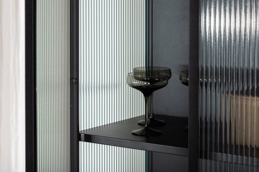 VENTURE DESIGN Garis vitrineskap, m. 2 d�rer og 2 hyller - glass og sort st�l (H:160)