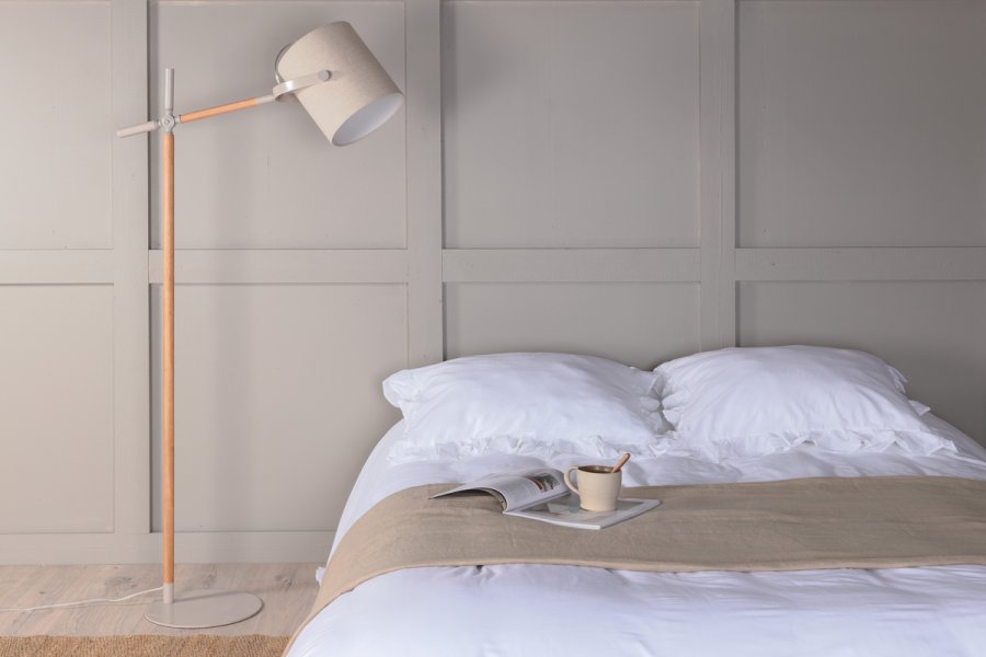 VENTURE DESIGN Dennis gulvlampe - beige lin og beige/naturlig stl