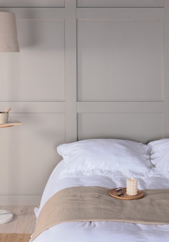 VENTURE DESIGN Hattman Stehleuchte, mit kleiner Tischplatte – Leinen, Weiß/Naturstahl und weißer Marmor