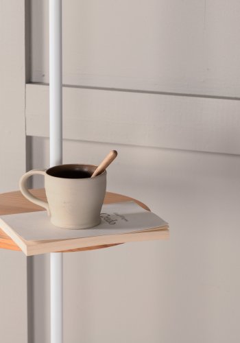 VENTURE DESIGN Hattman Stehleuchte, mit kleiner Tischplatte – Leinen, Weiß/Naturstahl und weißer Marmor