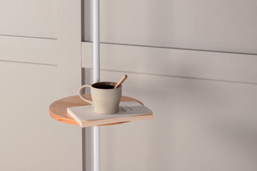 VENTURE DESIGN Hattman Stehleuchte, mit kleiner Tischplatte – Leinen, Weiß/Naturstahl und weißer Marmor