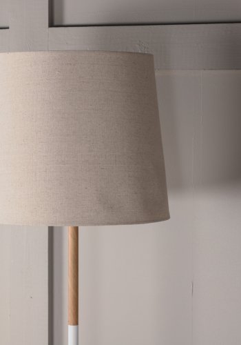 VENTURE DESIGN Hattman Stehleuchte, mit kleiner Tischplatte – Leinen, Weiß/Naturstahl und weißer Marmor