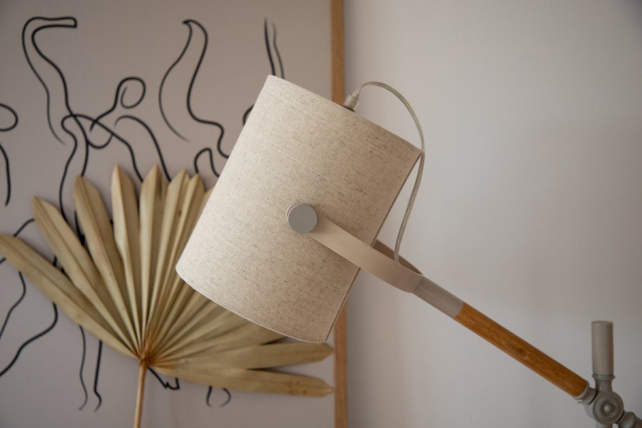 VENTURE DESIGN Dennis Tischleuchte - beiges Leinen und beige/naturfarbener Stahl