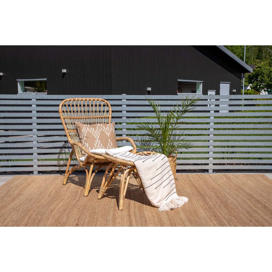 VENTURE DESIGN Ella lenestol, med fotskammel og pute - off-white stoff og naturlig bambus