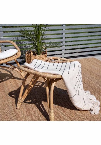 VENTURE DESIGN Ella lenestol, med fotskammel og pute - off-white stoff og naturlig bambus