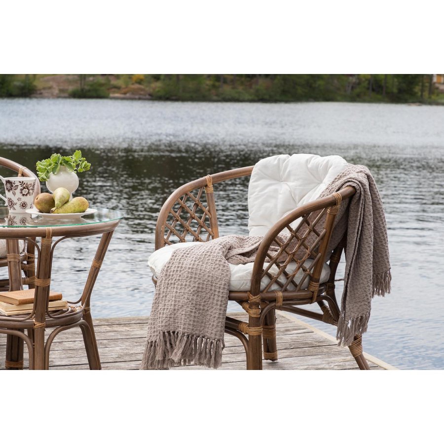 VENTURE DESIGN Wera loungest, m. 2 havestole og 1 havebord - offwhite hynder, glas og brun rattan