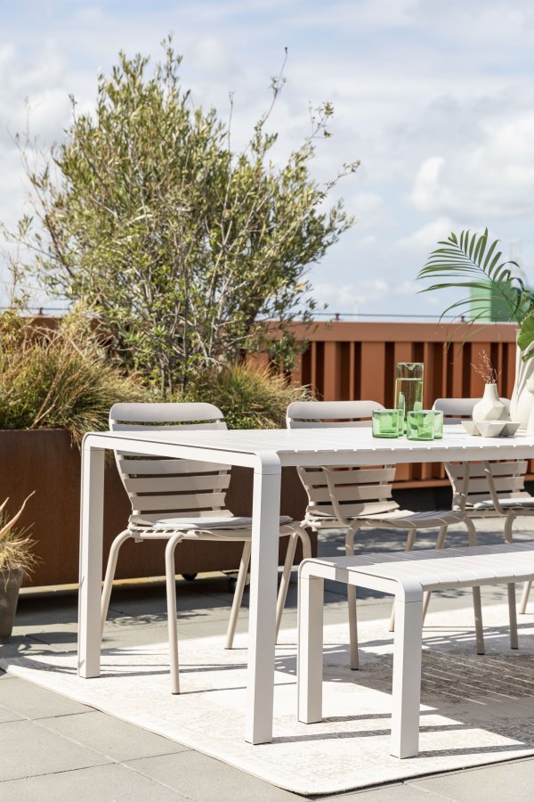 ZUIVER Vondel hagestol, stabelbar - leirhvit aluminium