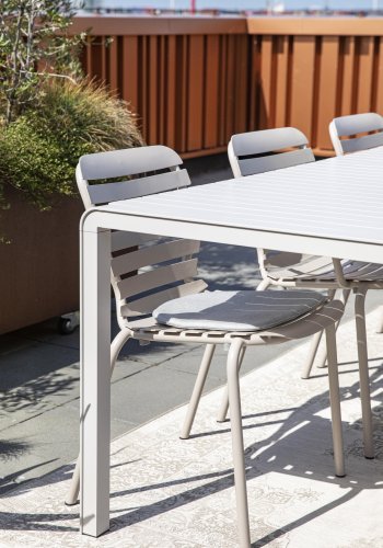 ZUIVER Vondel hagestol, stabelbar - leirhvit aluminium