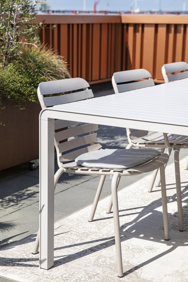 ZUIVER Vondel hagestol, stabelbar - leirhvit aluminium