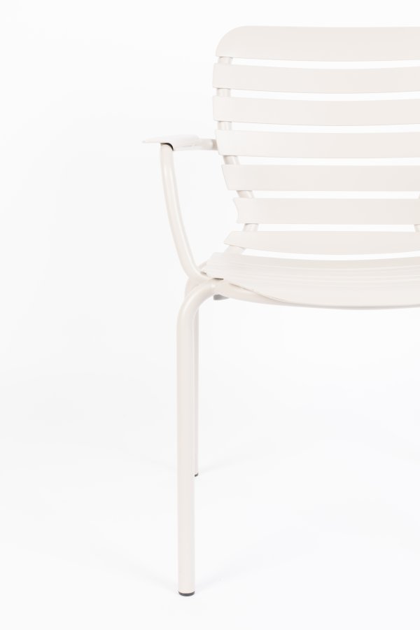 ZUIVER Vondel hagestol, med armlener - leirhvit aluminium