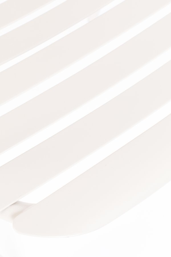 ZUIVER Vondel hagestol, med armlener - leirhvit aluminium