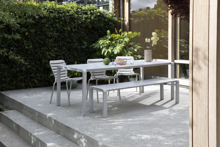 ZUIVER Vondel hagestol, med armlener - leirhvit aluminium