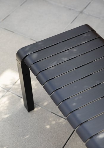 ZUIVER Vondel hagebenk, rektangulr - svart aluminium (129,5x45)