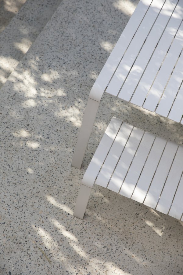 ZUIVER Vondel hagebenk, rektangulr - leirhvit aluminium (175x45)