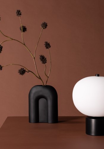 VENTURE DESIGN Cholet bordlampe - hvitt glass og svart jern