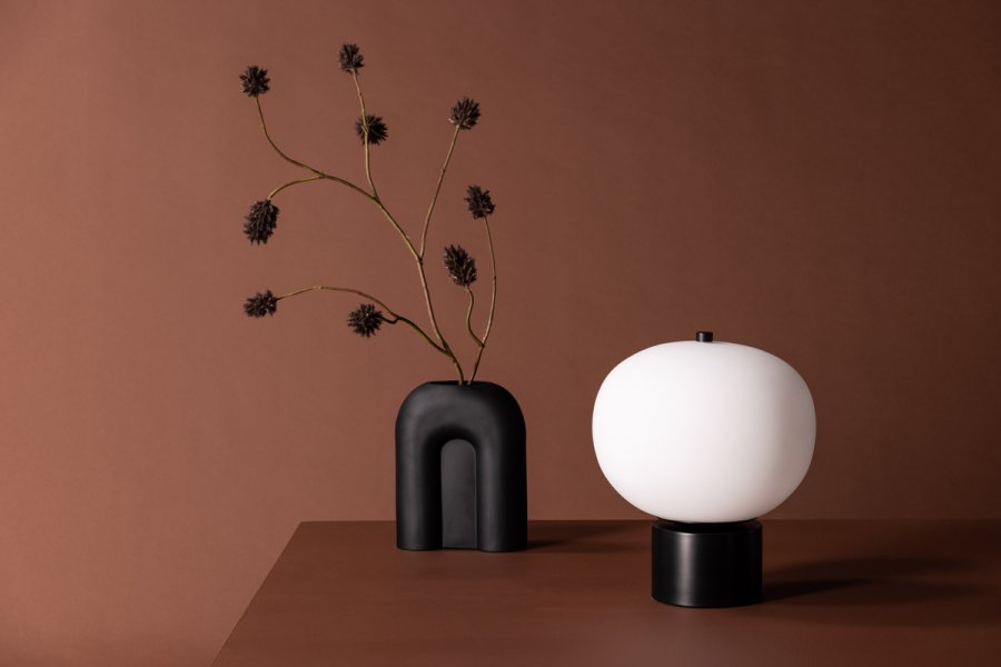 VENTURE DESIGN Cholet bordlampe - hvitt glass og svart jern
