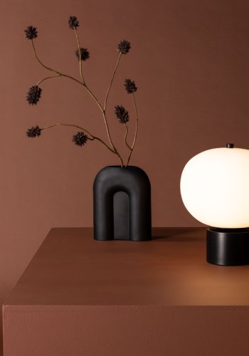 VENTURE DESIGN Cholet bordlampe - hvitt glass og svart jern