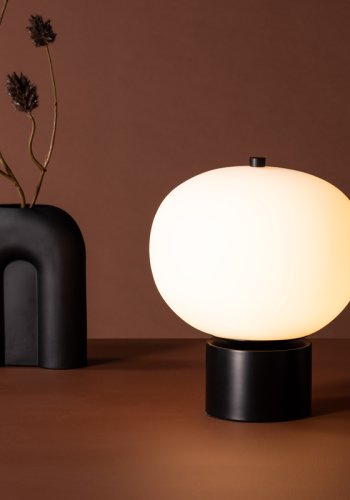 VENTURE DESIGN Cholet bordlampe - hvitt glass og svart jern