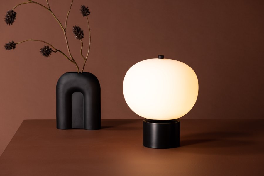 VENTURE DESIGN Cholet bordlampe - hvitt glass og svart jern