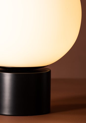 VENTURE DESIGN Cholet bordlampe - hvitt glass og svart jern