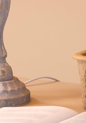 VENTURE DESIGN Caen bordlampe - beige lin og grtt tre