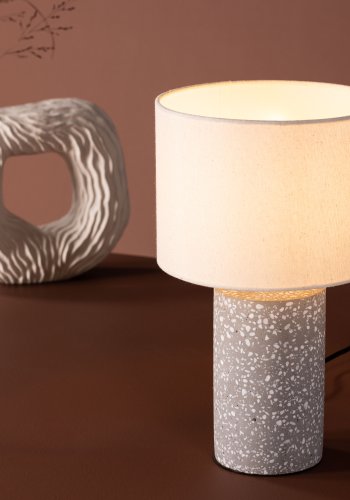 VENTURE DESIGN Dijon bordlampe - beige lin og gr terrazzo