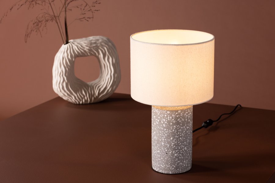VENTURE DESIGN Dijon bordlampe - beige lin og gr terrazzo
