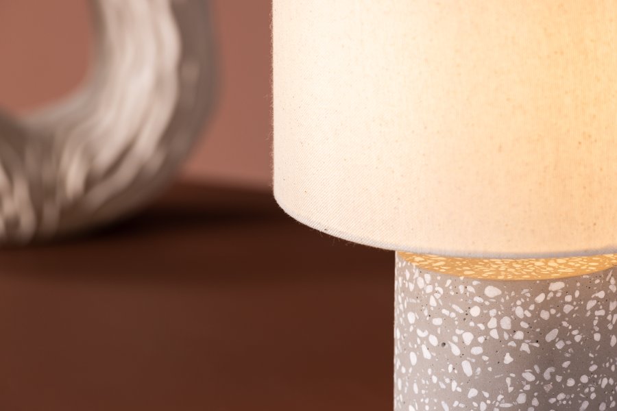 VENTURE DESIGN Dijon bordlampe - beige lin og gr terrazzo