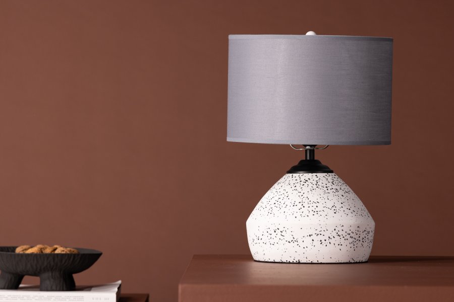 VENTURE DESIGN Sisteron bordlampe - mrkegr lin og hvit terrazzo
