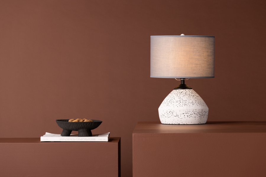 VENTURE DESIGN Sisteron bordlampe - mrkegr lin og hvit terrazzo