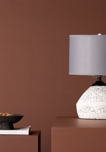 VENTURE DESIGN Sisteron bordlampe - mrkegr lin og hvit terrazzo