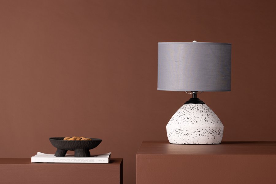 VENTURE DESIGN Sisteron bordlampe - mrkegr lin og hvit terrazzo