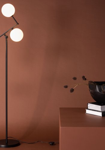 VENTURE DESIGN Marsan golvlampa - vitt glas och svart järn