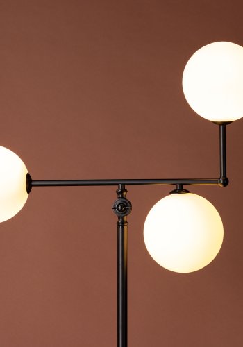 VENTURE DESIGN Marsan golvlampa - vitt glas och svart järn